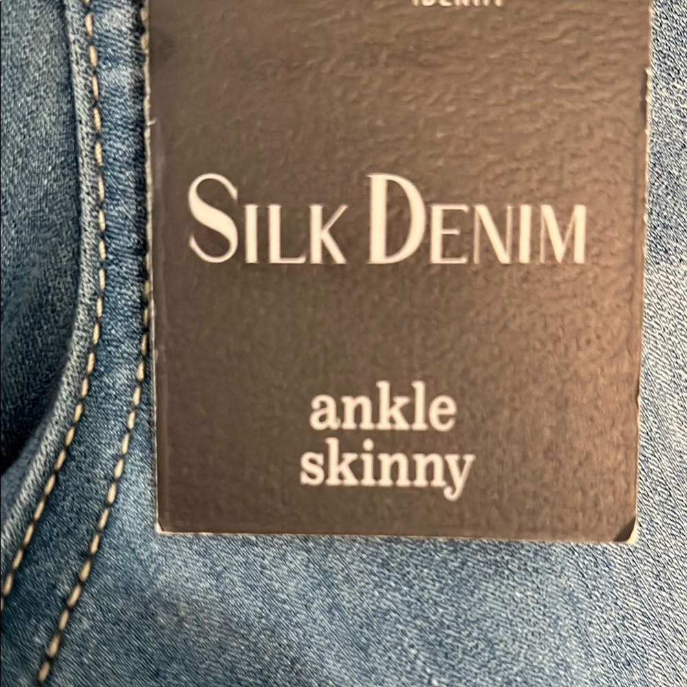 Women's light Stonewash Blue Jeans - Picture 6 of 8